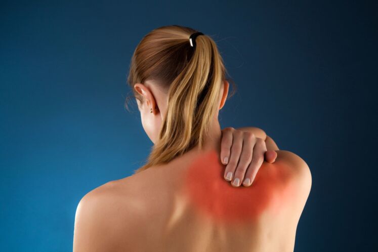Maux de dos avec ostéochondrose thoracique, irradiant vers l'épaule.